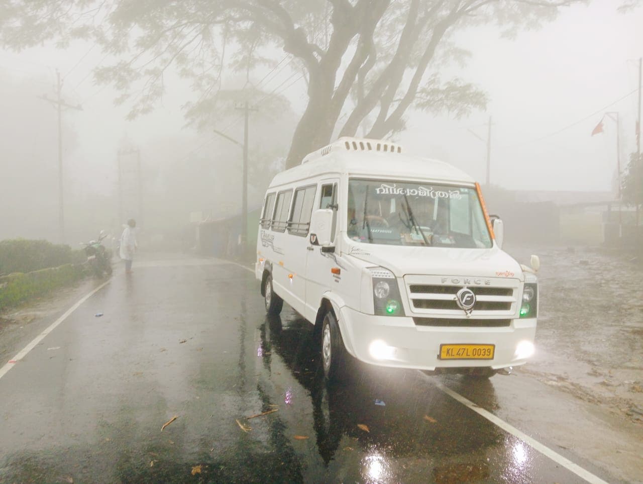 KODUNGALLUR TRAVELS  -  VISHWAMITHRAN  